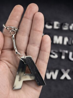 Porte cles initiales noir et blanc nuageux
